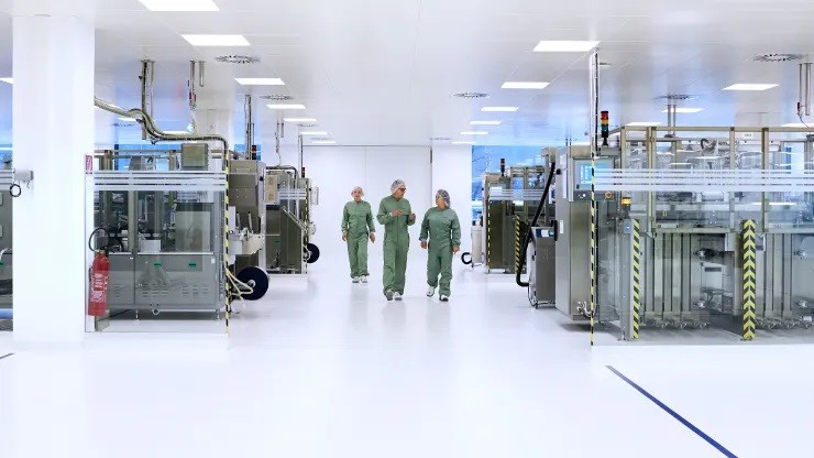 Các kỹ sư của Novartis tại cơ sở đóng gói. Ảnh: Novartis