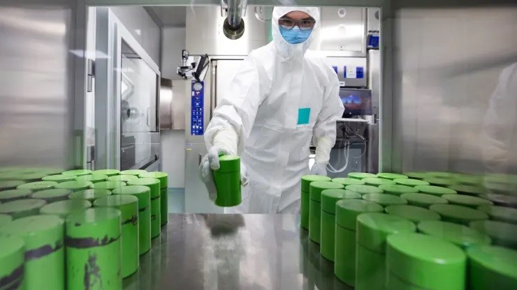 Nhà khoa học của Novartis trong phòng thí nghiệm đóng gói vật liệu để vận chuyển. Ảnh: Novartis