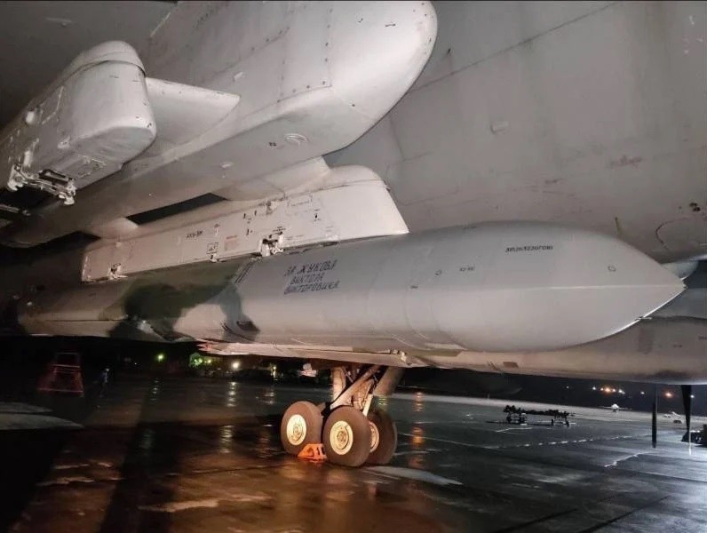 Kh-101 trên giá treo ngoài cánh máy bay mang tên lửa Tu-95MS. Ảnh Lostarmour.info