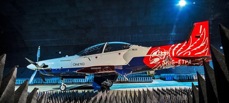 Máy huấn luyện động cơ phản lực cánh quạt PC-21 do công ty vận hành tại cơ sở thử nghiệm cách âm của QinetiQ. Ảnh QinetiQ