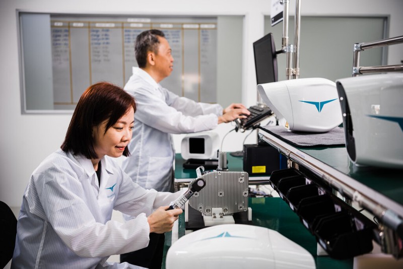 Kinh doanh các thiết bị truyền thông laser CENTAURI. Ảnh Transcelestial.