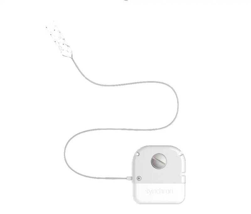 Giao diện não-máy tính của Synchron, Mảng điện cực nội mạch Stentrode™ và Bộ truyền phát máy thu có thể cấy ghép. Ảnh Synchron Giao diện não-máy tính của Synchron, Mảng điện cực nội mạch Stentrode™ và Bộ truyền phát máy thu có thể cấy ghép. Ảnh Synchron