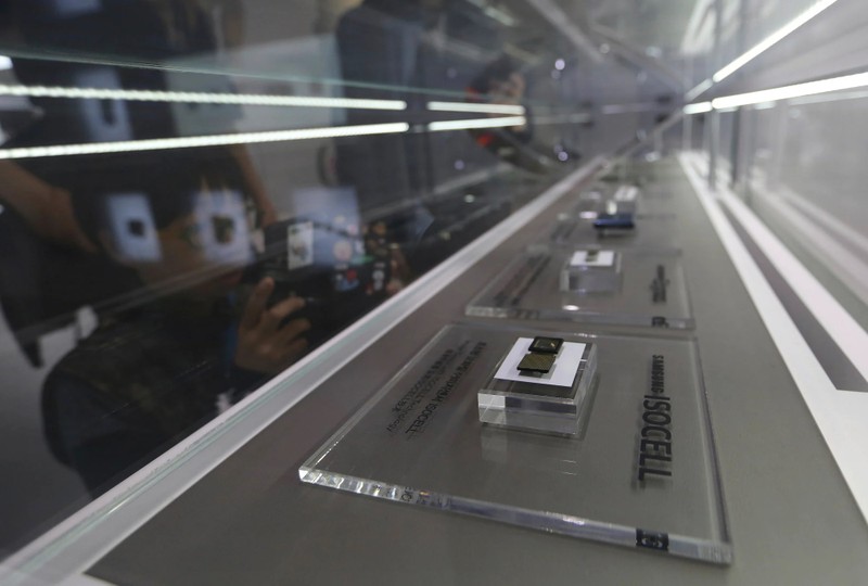 Bảng vi mạch của Samsung trưng bày tại cửa hàng ở Seoul. Ảnh AP