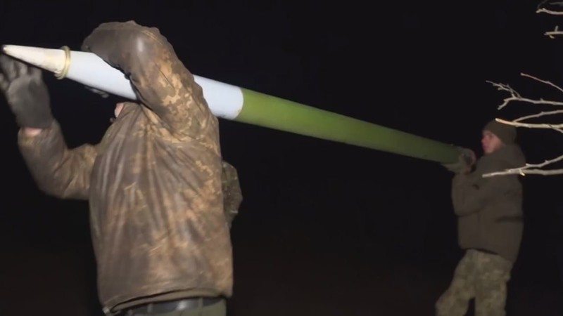 Pháo thủ Ukraine mang vác tên lửa ER Grad 2000 122mm do Serbia sản xuất. Ảnh Military Ukraine.