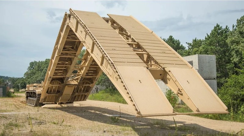 Mỹ viện trợ quân sự Ukraine các xe thiết giáp bắc cầu AVLB. Ảnh Kevin Quihuis Jr./Wikimedia Commons Mỹ viện trợ quân sự Ukraine các xe thiết giáp bắc cầu AVLB. Ảnh Kevin Quihuis Jr./Wikimedia Commons
