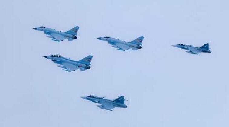 Máy bay chiến đấu J10C Trung Quốc và máy bay hạng nhẹ Gripen Thái Lan trong đội hình diễn tập. Ảnh Military Watch