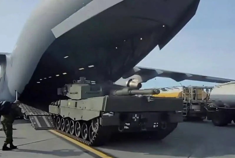 Canada chuyển giao xe tăng Leopard-2 cho quân đội Ukraine. Ảnh TopWar.