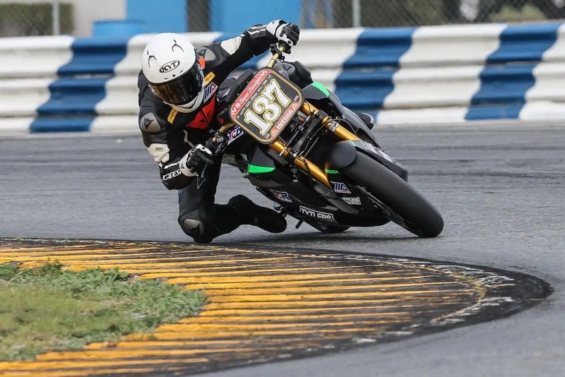 Mô tô điện đua Eva Ribelle của Energica, tham gia giải đua Seria Super Hooligan 2023 MotoAmerica. Ảnh Electrek