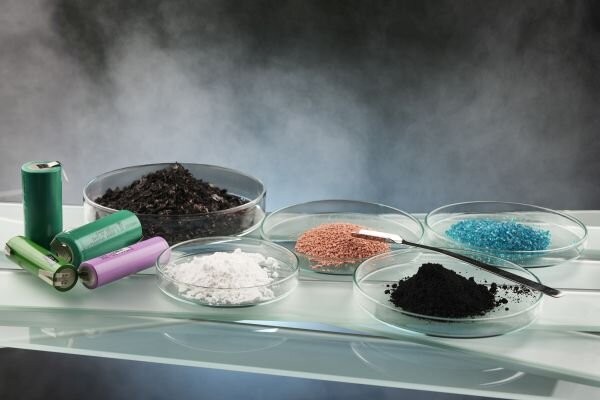 Vật liệu thu được sau tái chế. Càng có nhiều rác thải pin cho tái chế, các quy trình tái chế bền vững càng quan trọng đối với những loại vật liệu có thể tái chế trong pin. Ảnh: Amadeus Bramsiepe, KIT.