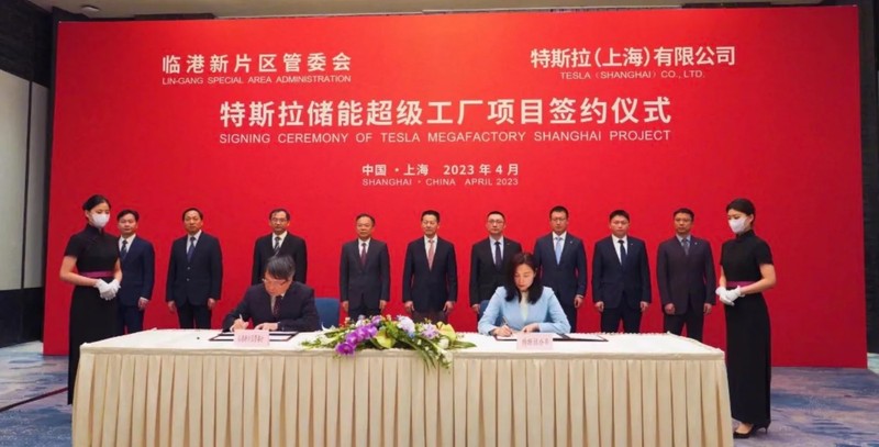 Lễ ký kết thỏa thuận xây dựng siêu nhà máy sản xuất thiết bị lưu trữ điện Megapack. Ảnh Electrek. Lễ ký kết thỏa thuận xây dựng siêu nhà máy sản xuất thiết bị lưu trữ điện Megapack. Ảnh Electrek.