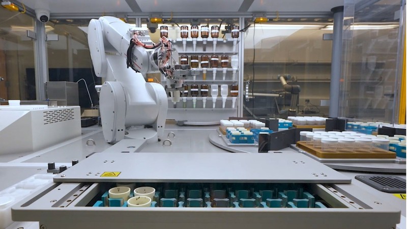 Một cánh tay robot đang làm việc trong A-Lab Phòng thí nghiệm Berkeley. Ảnh video Berkeley.