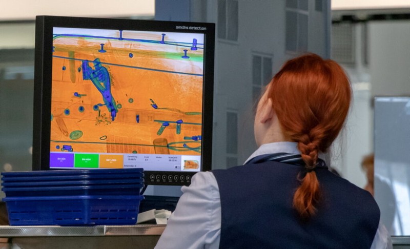 Theo dõi màn hình quét X-quang là công việc mệt mỏi và nhân viên dễ dàng mất tập trung trong ca làm việc. Ảnh Deposit Photos