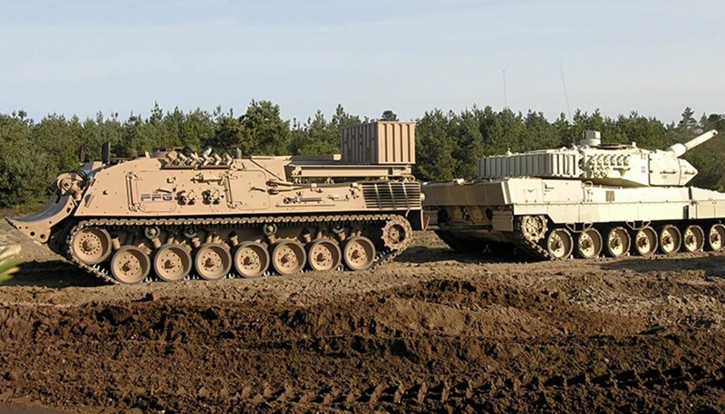 Wisent 1 kéo xe tăng Leopard 2. Ảnh: Flensburger Fahrzeugbau Gesellschaft