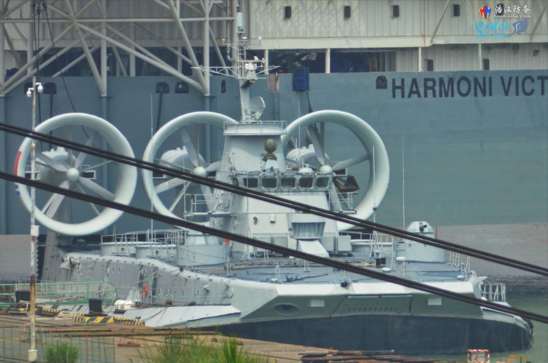 tàu đổ bộ đệm khí Trung Quốc 03.jpg