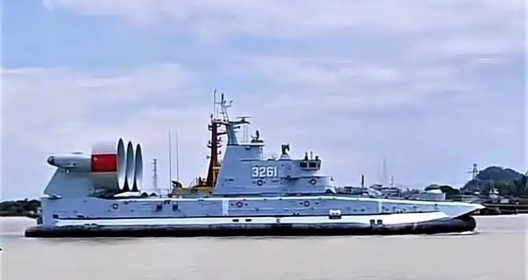 Tàu đổ bộ đệm khí hạng nặng Zubr của Trung Quốc, được phát hiện cách đây vài ngày. Ảnh East Pendulum /@HenriKenhmann.