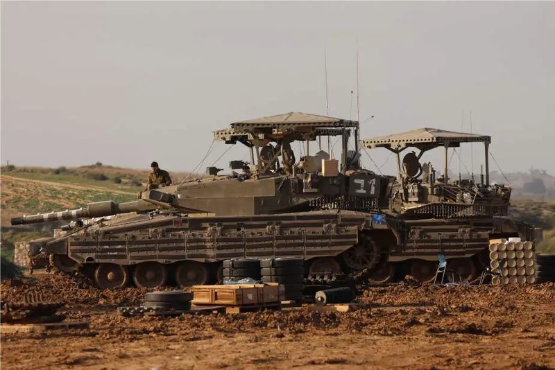 Xe tăng Merkava Mk.3 lắp lồng sắt chống UAV tự sát và đạn phóng lựu chống tăng RPG bắn từ nhà cao tầng. Ảnh Army Recognition.