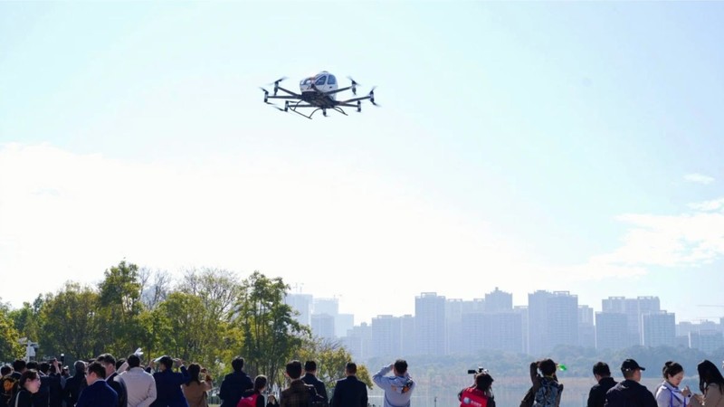 Máy bay không người lái chở khách tự động EH216-S của EHang hoàn thành chuyến bay trình diễn thương mại đầu tiên tại thành phố Quảng Châu, miền nam Trung Quốc. Ảnh: SCMP.