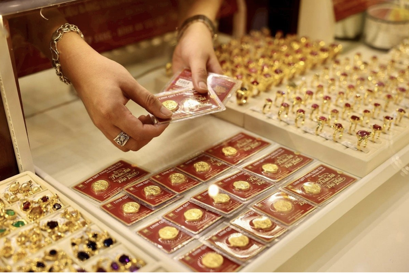 Giá vàng trong nước giảm 500.000 đồng/lượng. Ảnh: Quang Minh.