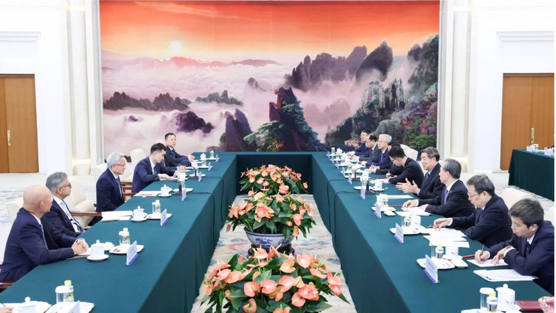 Phó thủ tướng Trung Quốc He Lifeng (bên phải) trong cuộc thảo luận với CEO Nvidia Jensen Huang tại Bắc Kinh ngày 17 tháng 4 năm 2025. Ảnh: SCMP.