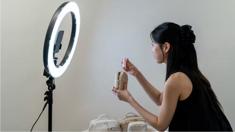 Thương hiệu thời trang A'pearl là một trong những doanh nghiệp đang thử nghiệm thương mại điện tử trực tiếp thông qua TikTok Shop. Ảnh: Nikkei Asia.