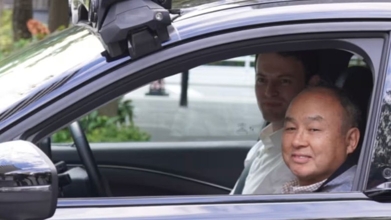 Chủ tịch kiêm Tổng giám đốc điều hành Tập đoàn SoftBank Masayoshi Son ngồi cạnh Tổng giám đốc điều hành Wayve Alex Kendall trên chiếc xe tự lái ở Tokyo. Ảnh: Nikkei Asia.