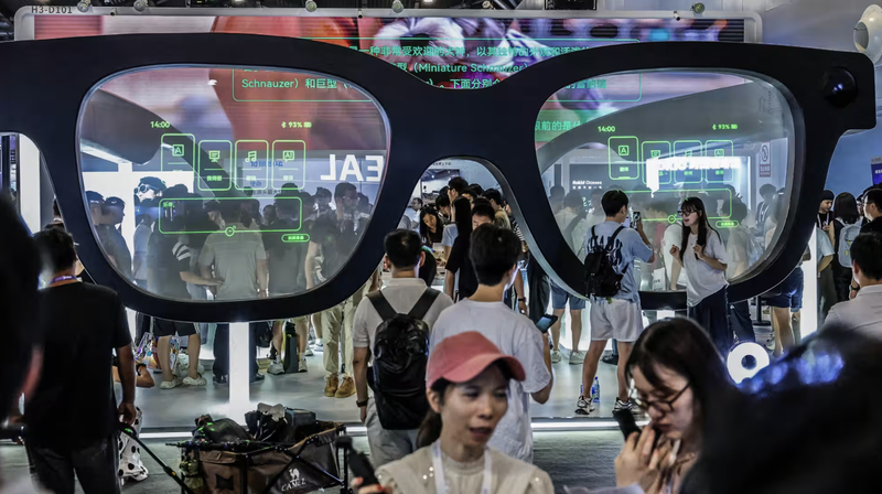 Mọi người ghé thăm gian hàng của Rokid trong Hội nghị AI thế giới tại Thượng Hải vào ngày 26/7. Ảnh: Nikkei Asia.