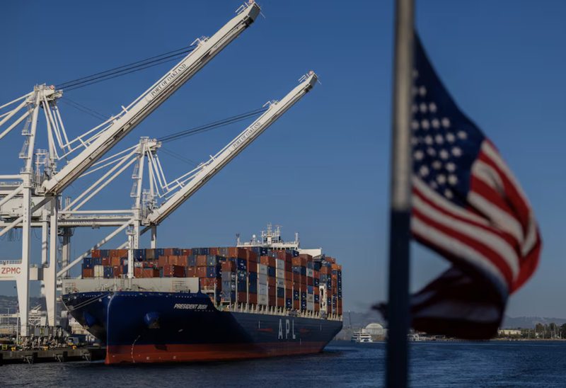 Một tàu chứa đầy hàng hoá xuất nhập khẩu tại cảng Oakland, California, Mỹ. Ảnh: Reuters.