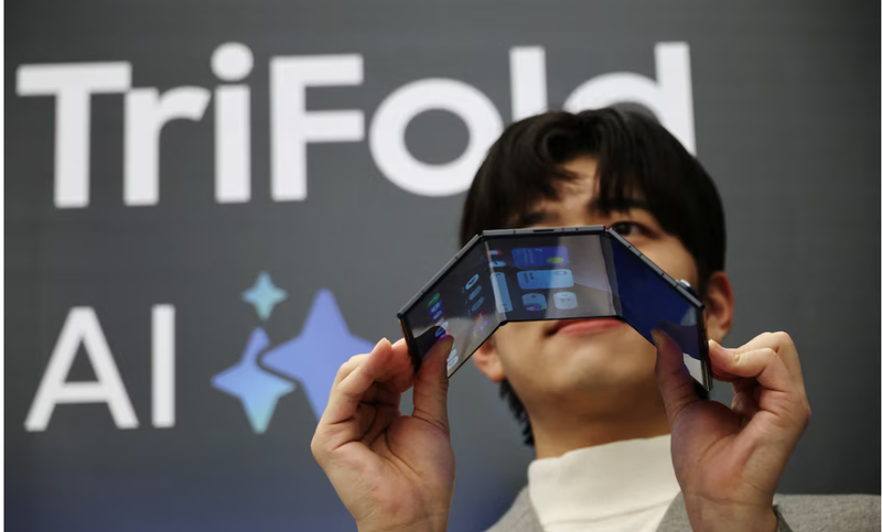 Mẫu điện thoại gập mới của Samsung. Ảnh: Reuters.