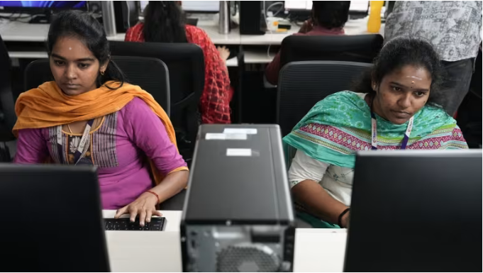 Các nhân viên làm việc tại văn phòng Objectways ở Karur, Tamil Nadu. Ảnh: Nikkei Asia.