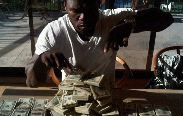 Ca sĩ phá sản chợt nhớ ra mình vẫn còn rất giàu