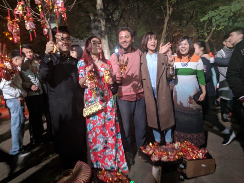 Người dân nô nức đổ ra đường đón năm mới  ảnh 9