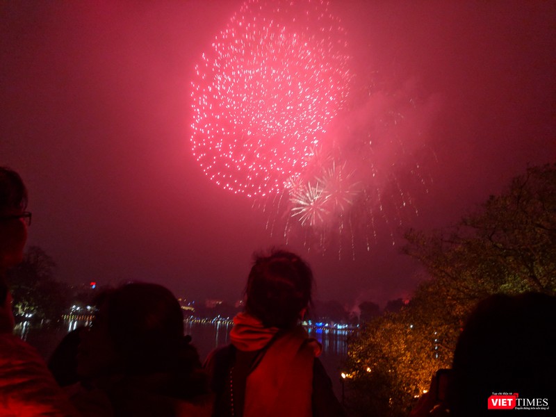 Người dân háo hức với màn bắn pháo hoa