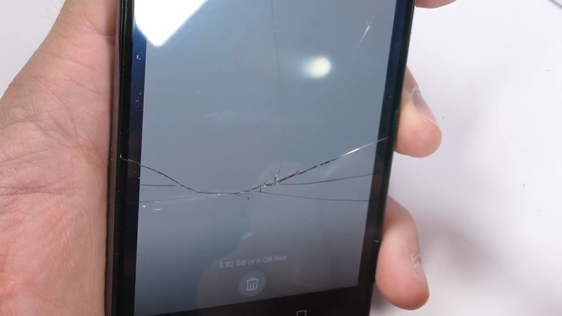 Huawei P20 Pro gây thất vọng trong bài thử độ bền bằng dao cạo, lửa và bẻ cong ảnh 1