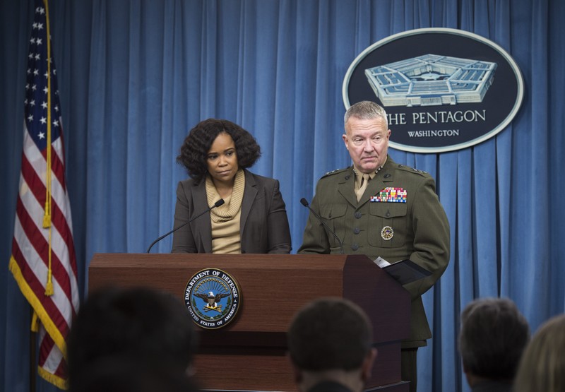 Trung tướng Kenneth McKenzie (tay trái) trong một cuộc họp báo của Lầu Năm Góc. Nguồn: CNN