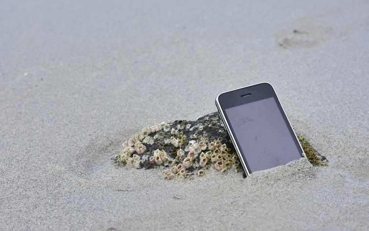 Cát và tạp chất có trong cát có thể làm tắc nghẽn các cổng kết nối, trày xước khung nhôm và lớp kính cường lực Gorilla Glass. Ảnh: DT