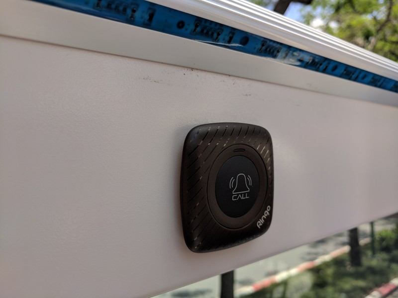 Nút trợ giúp được lắp đặt sẵn ở các dãy ghế, bạn có thể sử dụng khi cần nhân viên nhà xe giúp đỡ. Nút trợ giúp được lắp đặt sẵn ở các dãy ghế, bạn có thể sử dụng khi cần nhân viên nhà xe giúp đỡ.