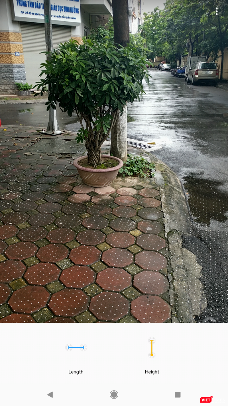 Để bắt đầu, hãy di chuyển camera xung quanh vật thể cần đo để hệ thống tìm kiếm các bề mặt phẳng như sàn nhà hay mặt bàn.