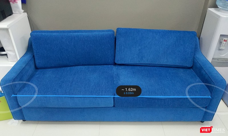 Khi các bề mặt phẳng đã được xác định, công cụ đo sẽ hiển thị ở góc dưới của màn hình. Hãy kéo chúng vào vị trí bạn cần để xác định kích thước.