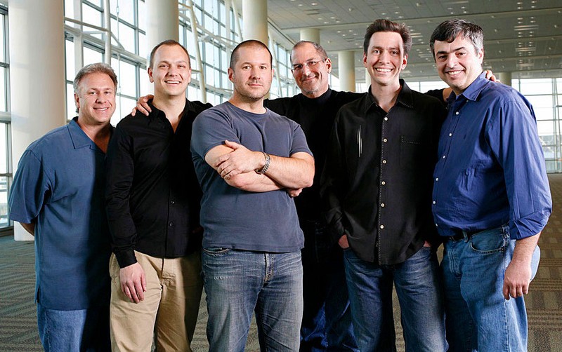 Tony Fadell (thứ 2 từ trái sang), Steve Jobs (giữa) và Cott Forstall (thứ 2 từ phải sang). Ảnh: Wired Tony Fadell (thứ 2 từ trái sang), Steve Jobs (giữa) và Cott Forstall (thứ 2 từ phải sang). Ảnh: Wired