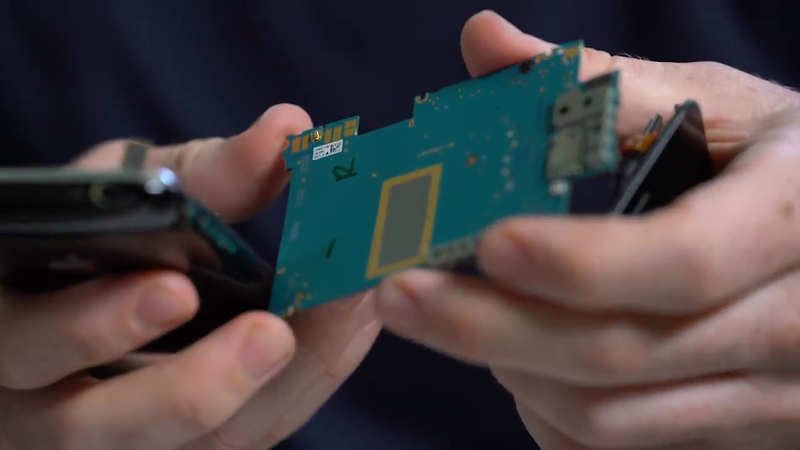 Bo mạch của một chiếc iPhone cũ cũng chưa nhiều kim loại quý. Ảnh: TheVergeScience Bo mạch của một chiếc iPhone cũ cũng chưa nhiều kim loại quý. Ảnh: TheVergeScience