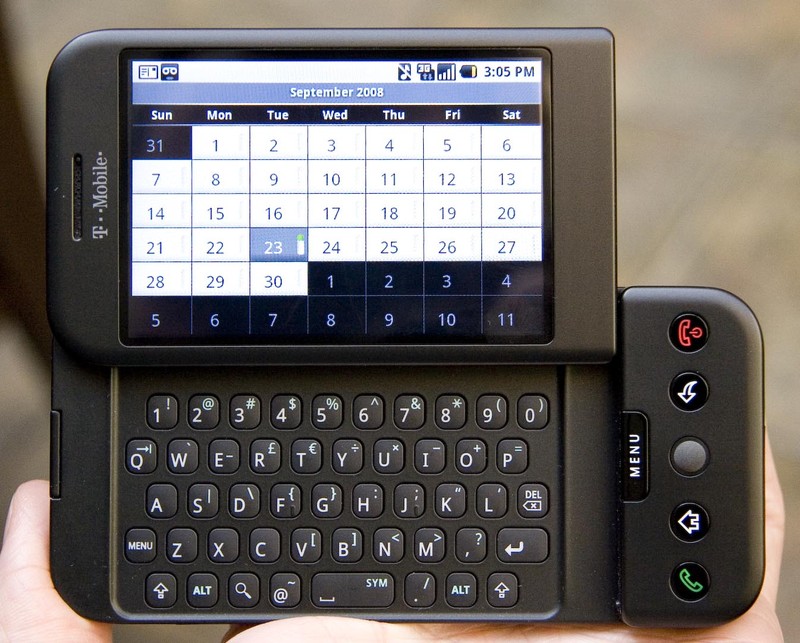 HTC Dream (T-Mobile G1) là mẫu Android thương mại được bán ra rộng rãi. Ảnh: Android Central