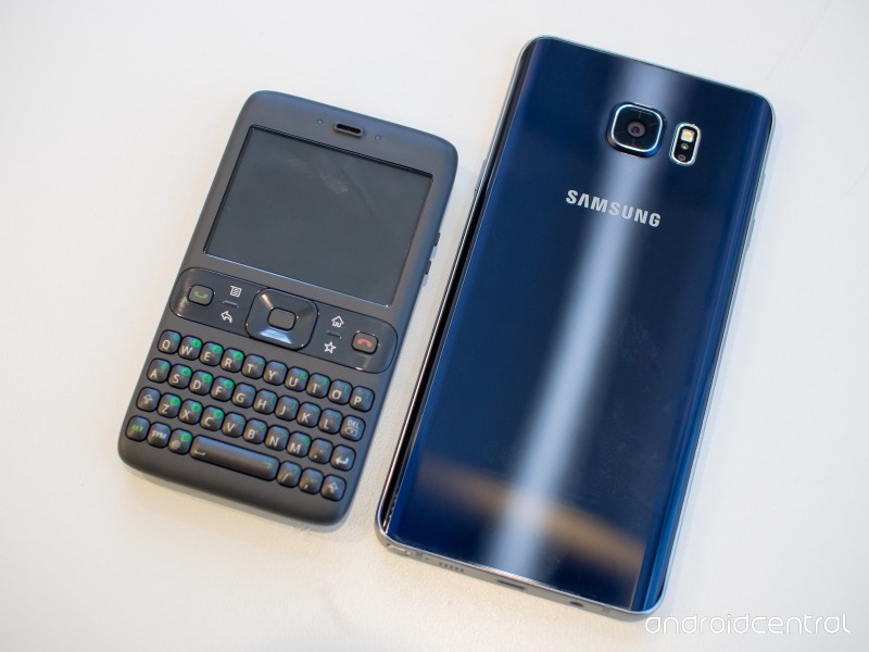 HTC Sooner, mẫu điện thoại Android đầu tiên. Ảnh: Android Central