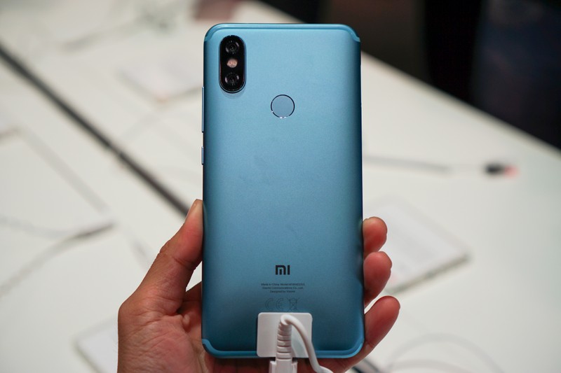 Cụm camera kép với 1 ống kính 20 MP và 1 ống kính 12 MP trên Mi A2