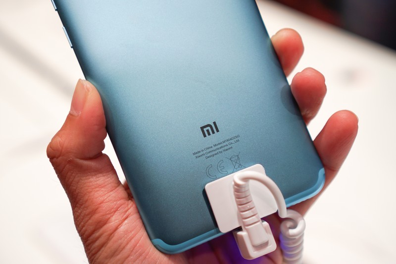 Mi A2 trang bị chuẩn kết nối Type C trong khi Mi A2 Lite dùng chuẩn Micro USB