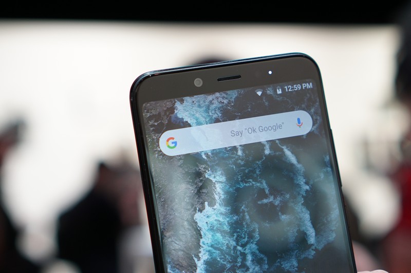 Mi A2 sở hữu camera trước lên tới 20 MP hỗ trợ đèn flash