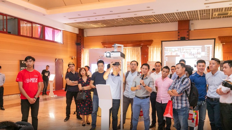 Khách tham quan thích thú tham gia các hoạt động tại khu vực trải nghiệm Game Console