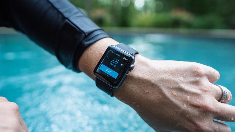 Apple Watch Series 2 cải tiến khả năng chống nước từ "splash-proof" lên "swim-proof". Ảnh: WSJ Apple Watch Series 2 cải tiến khả năng chống nước từ "splash-proof" lên "swim-proof". Ảnh: WSJ