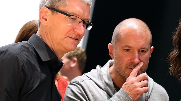 Ông Jony Ive và Tim Cook trong buổi lễ ra mắt sản phẩm của Apple. Ảnh: SMH Ông Jony Ive và Tim Cook trong buổi lễ ra mắt sản phẩm của Apple. Ảnh: SMH