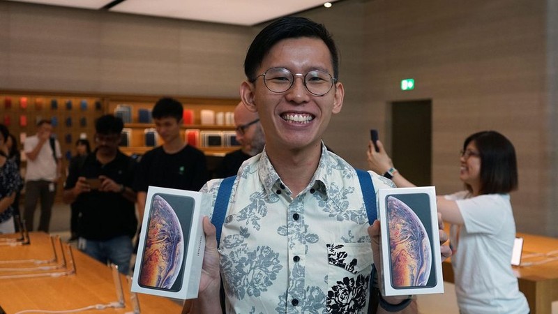 Daniel Lim, sinh viên người Singapore là người đầu tiên sở hữu iPhone Xs tại Đông Nam Á. Ảnh: CNET Daniel Lim, sinh viên người Singapore là người đầu tiên sở hữu iPhone Xs tại Đông Nam Á. Ảnh: CNET