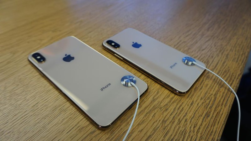 Mặt lưng của iPhone Xs và iPhone Xs Max. Ảnh: CNET Mặt lưng của iPhone Xs và iPhone Xs Max. Ảnh: CNET